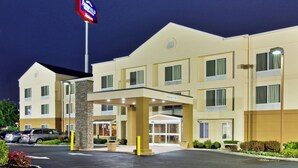 Un hotel con entrada cubierta, varias ventanas y un cartel que indica que es un Fairfield Inn & Suites.
