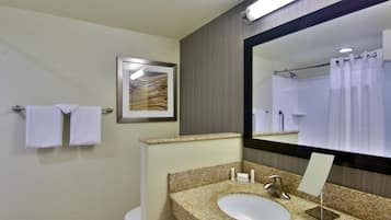 Combined shower/tub, free toiletries, hair dryer, towels