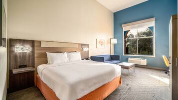 Colchones con pillow-top y caja de seguridad en la habitación