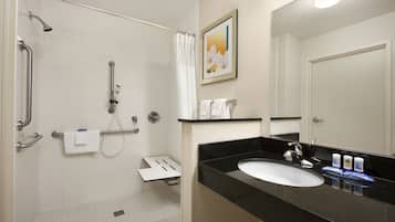 Chambre, 1 très grand lit (Mobility/Hearing Access, Roll-in Shwr) | Salle de bain | Articles de toilette gratuits, sèche-cheveux, serviettes fournies