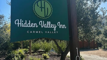 En skylt för Hidden Valley Inn i Carmel Valley.