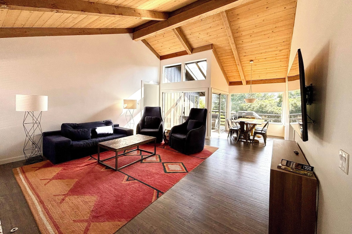The Village House - Not Pet Friendly | 起居区 | 43-英寸智能电视 （配备有线频道）、电视