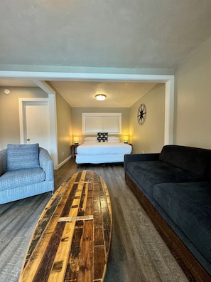 Garden View King JR Suite - Not Pet Friendly | Iron/ironing board, free WiFi, bed sheets