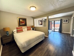 Garden View King Studio - Not Pet Friendly | 다리미/다리미판, 무료 WiFi, 침대 시트