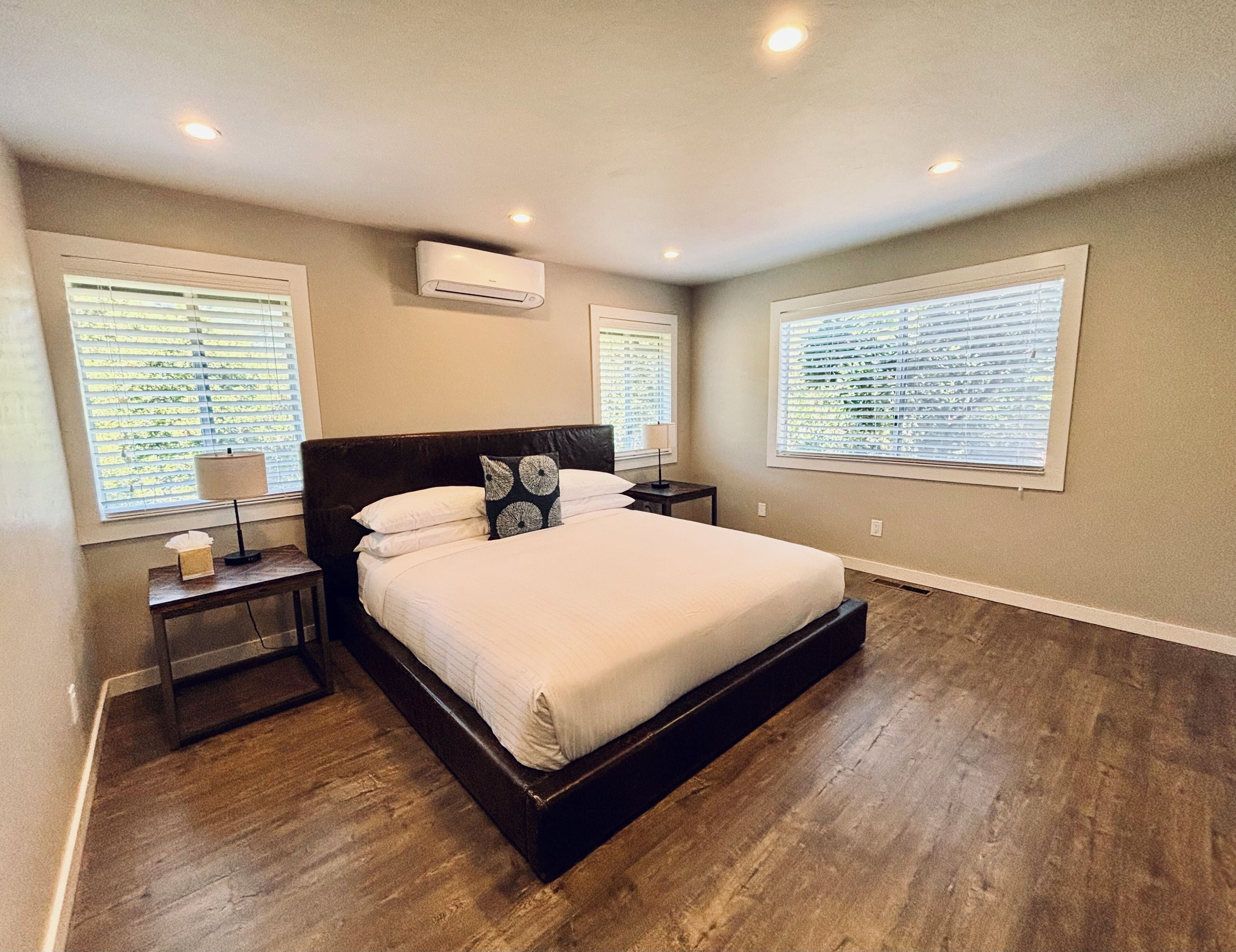 Tabla de planchar con plancha, wifi gratis y ropa de cama 