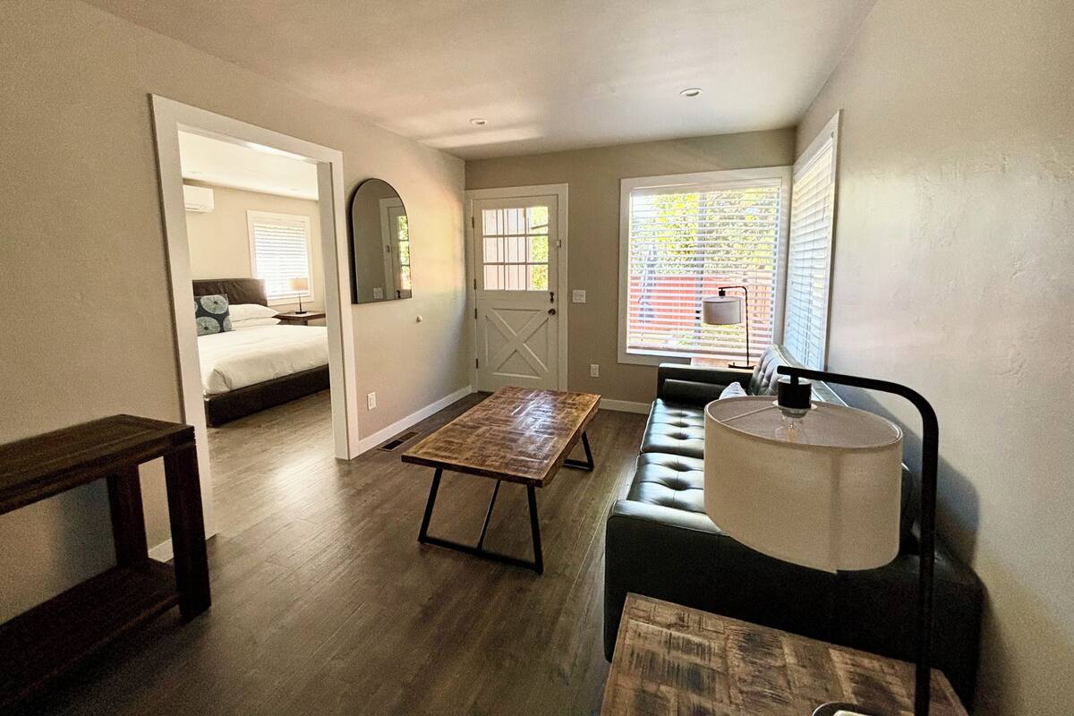 Valley View King Suite - Not Pet Friendly | 熨斗/熨衣板、免费 WiFi、床单