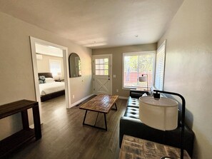Valley View King Suite - Not Pet Friendly | 다리미/다리미판, 무료 WiFi, 침대 시트