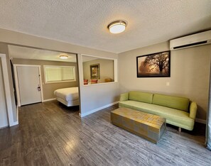 Garden View King Studio - Not Pet Friendly