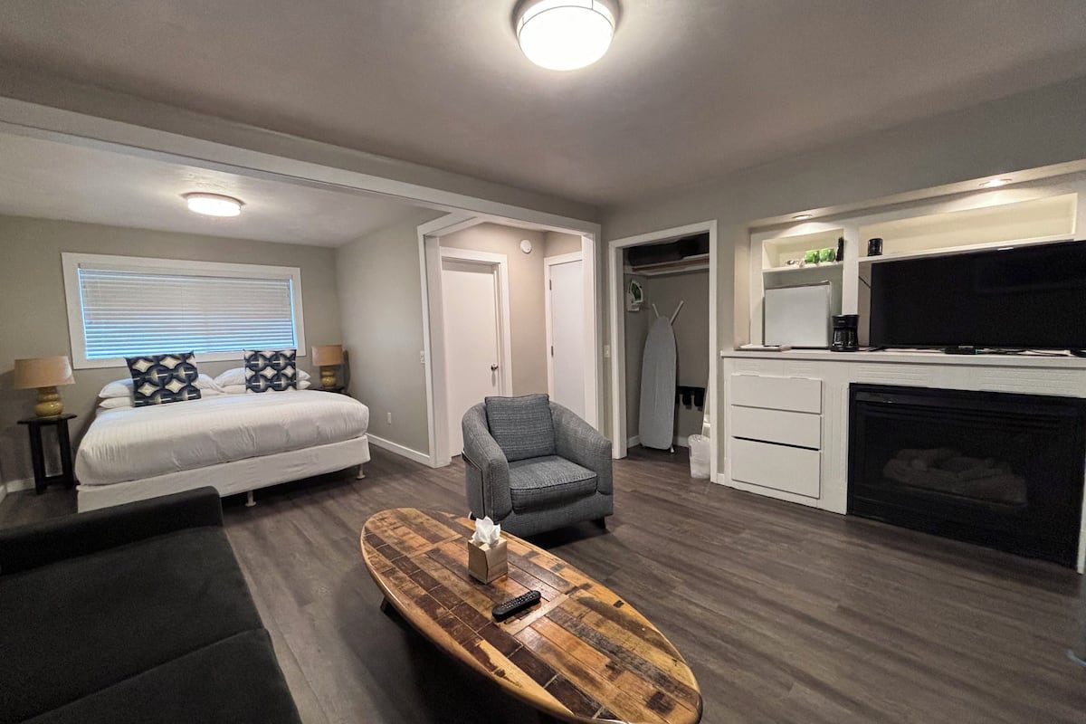 garden view king jr suite - not pet friendly | 2 bedrooms, iron/ironing board, free wifi, bed sheets