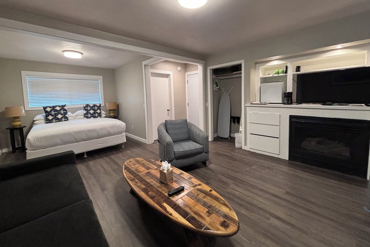 Garden View King JR Suite - Not Pet Friendly | 2 bedrooms, iron/ironing board, free WiFi, bed sheets