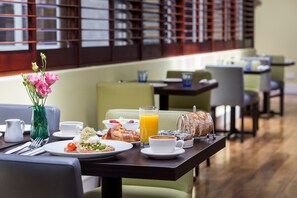 Daily full breakfast for a fee - Dolphin House (London)