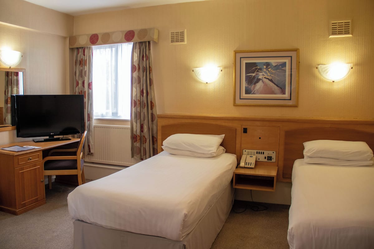 Basic Quadruple Room | Desk, cribs/infant beds, free WiFi, bed sheets
