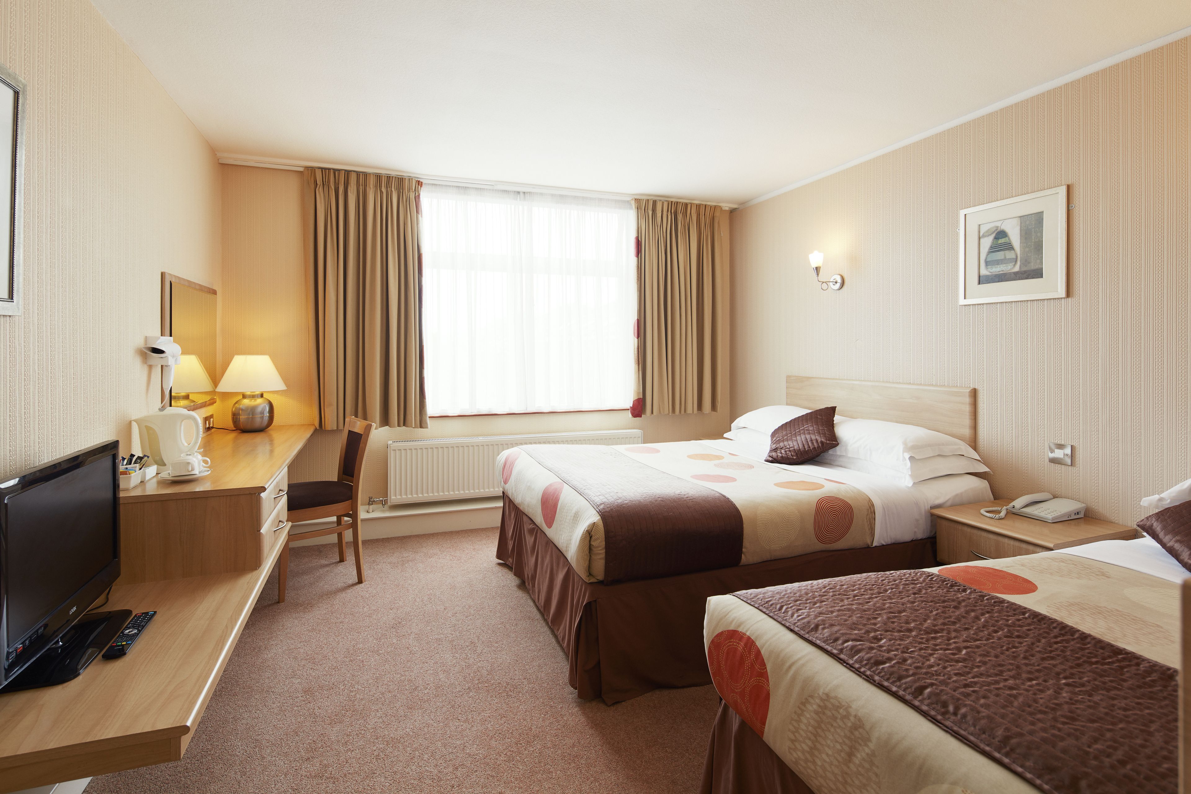 1 bedroom, desk, cots/infant beds, free wifi