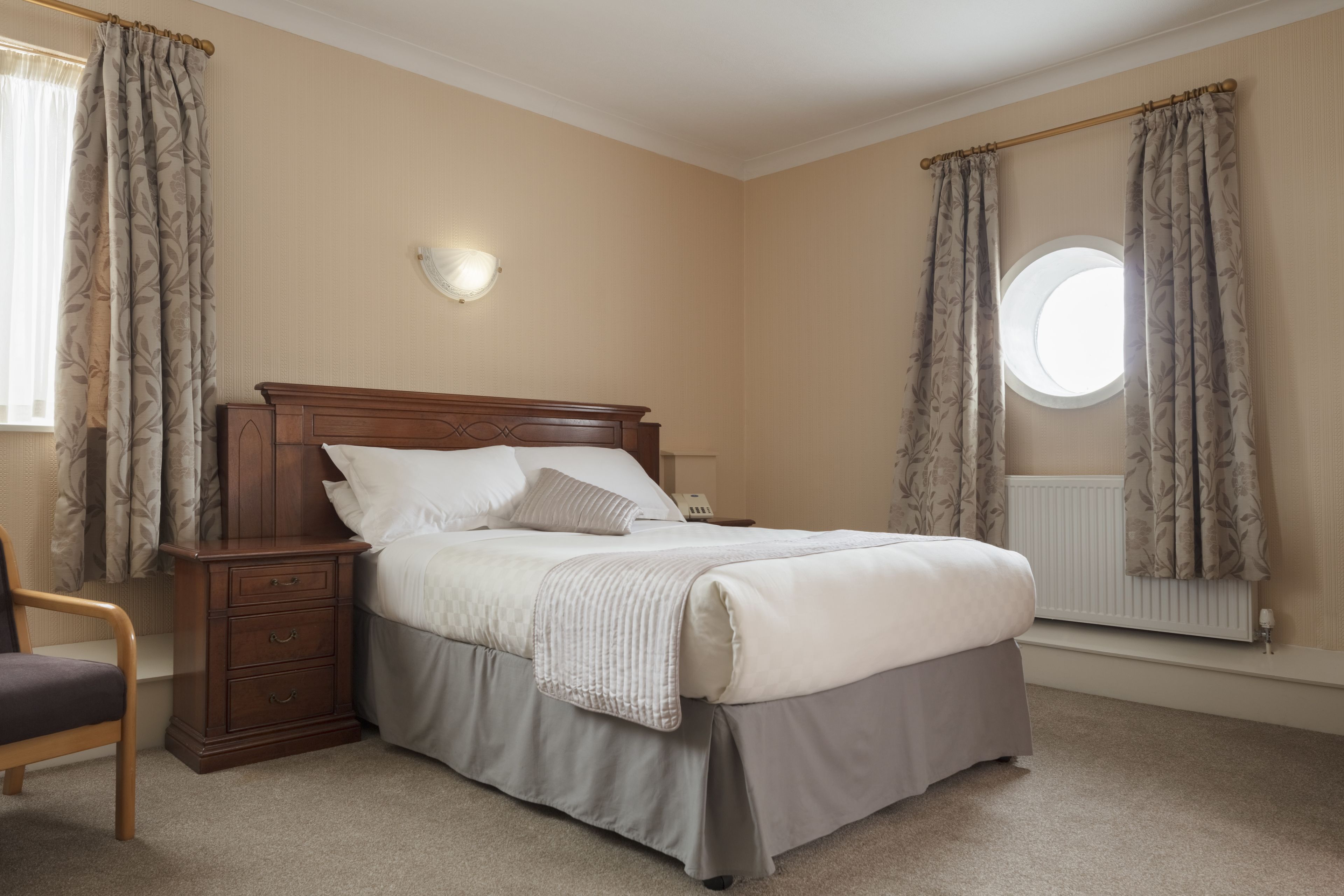 1 bedroom, desk, cots/infant beds, free wifi