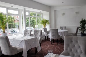 Daily buffet breakfast (GBP 5 per person) - Alma Lodge Hotel & Events Venue (Stockport)