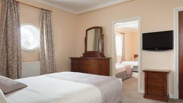 Family Room, Multiple Beds, Non Smoking, Private Bathroom | Desk, cots/infant beds, free WiFi, bed sheets