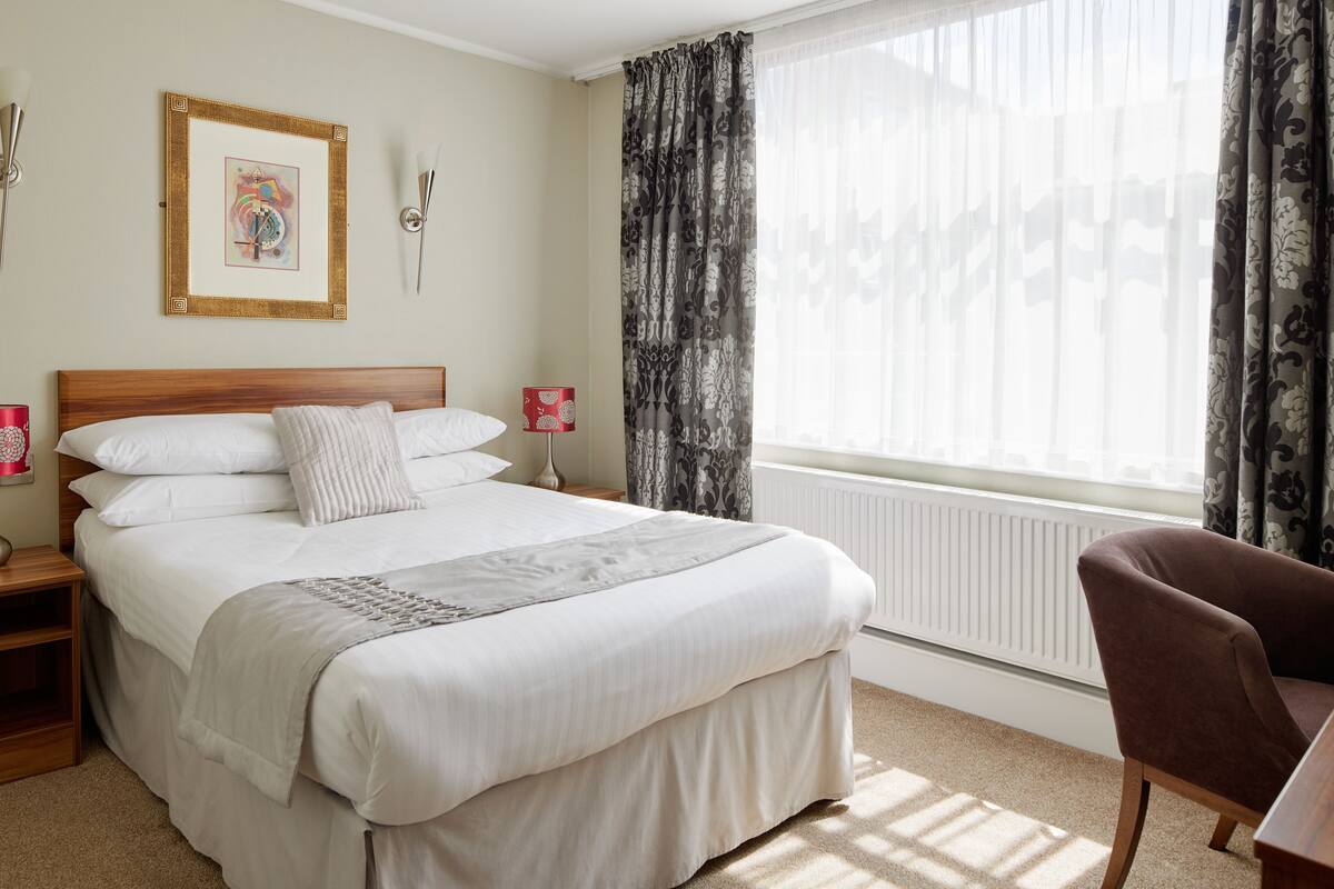 Desk, cribs (surcharge), WiFi (free), bed sheets