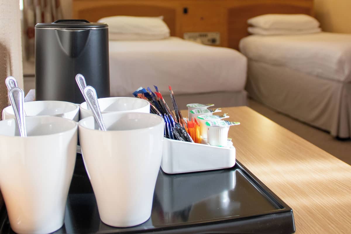 Habitación familiar | Escritorio, cunas, wifi gratis y ropa de cama