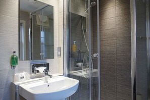 Shower, free toiletries, hair dryer, towels - Best Western Lichfield City Centre The George Hotel (Lichfield)