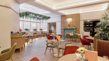 Desayuno buffet diario (GBP 19 por persona)