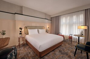 Escritorio, tabla de planchar con plancha, wifi gratis y ropa de cama 