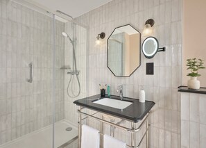 Ducha, artículos de tocador gratuitos, secador de pelo