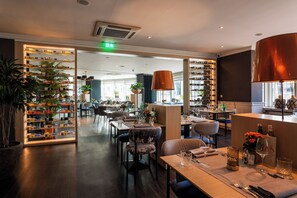 供應早餐、午餐和晚餐，國際料理