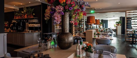 Breakfast, lunch, dinner served; international cuisine