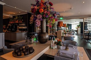 Déjeuner, dîner et souper servis sur place; cuisine internationale 