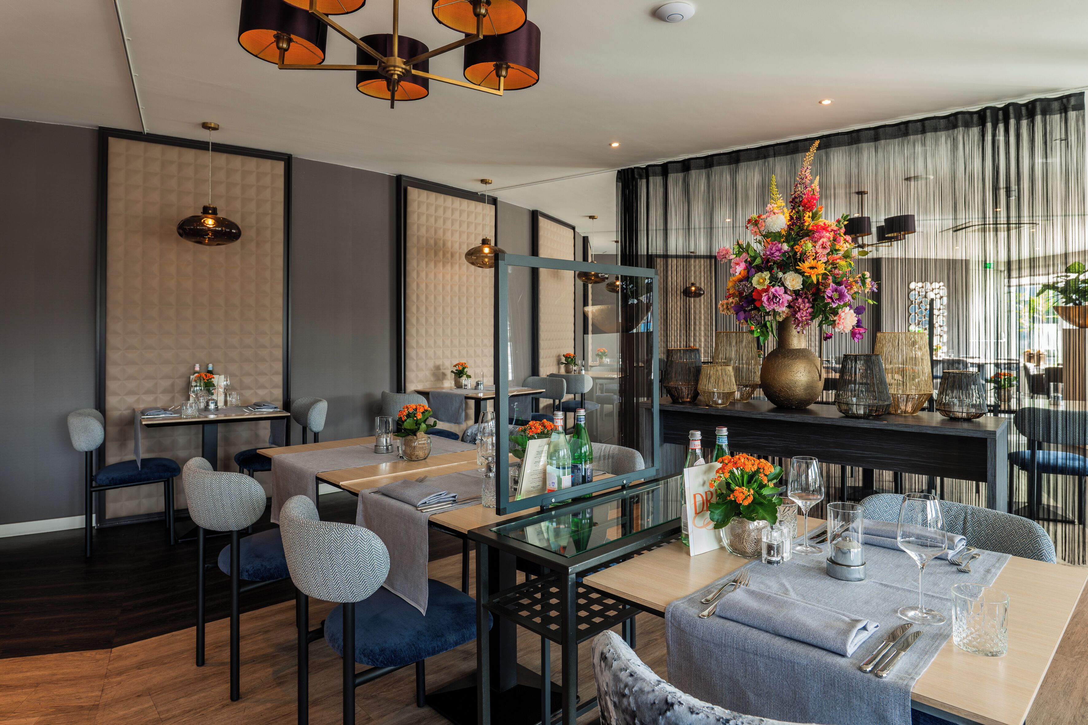 breakfast, lunch, dinner served; international cuisine