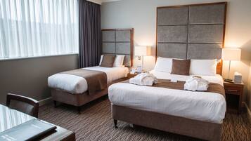 Skrivebord, lydisolert, strykejern/-brett og wi-fi (inkludert)