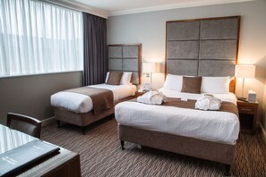 Escritorio, sistema de insonorización, tabla de planchar con plancha