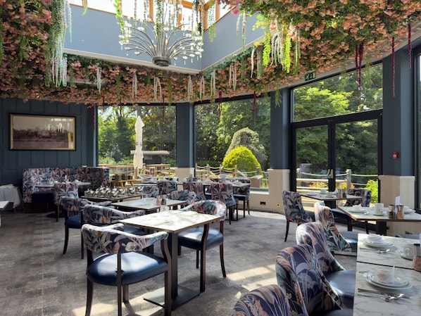 Se sirven cenas y cocina británica (con vistas al jardín)