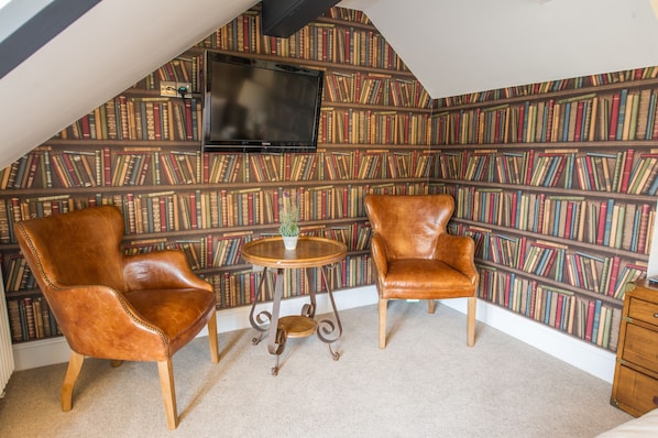 Een bureau, geluiddichte muren, een strijkplank/strijkijzer, gratis wifi