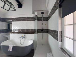 Gratis toiletartikelen, een haardroger, handdoeken