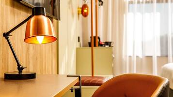 Premium bedding, in-room safe, desk, blackout drapes
