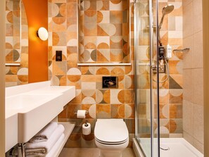 Family Room | Bathroom | Eco-friendly toiletries, hair dryer, towels - ibis Styles York Centre (York)