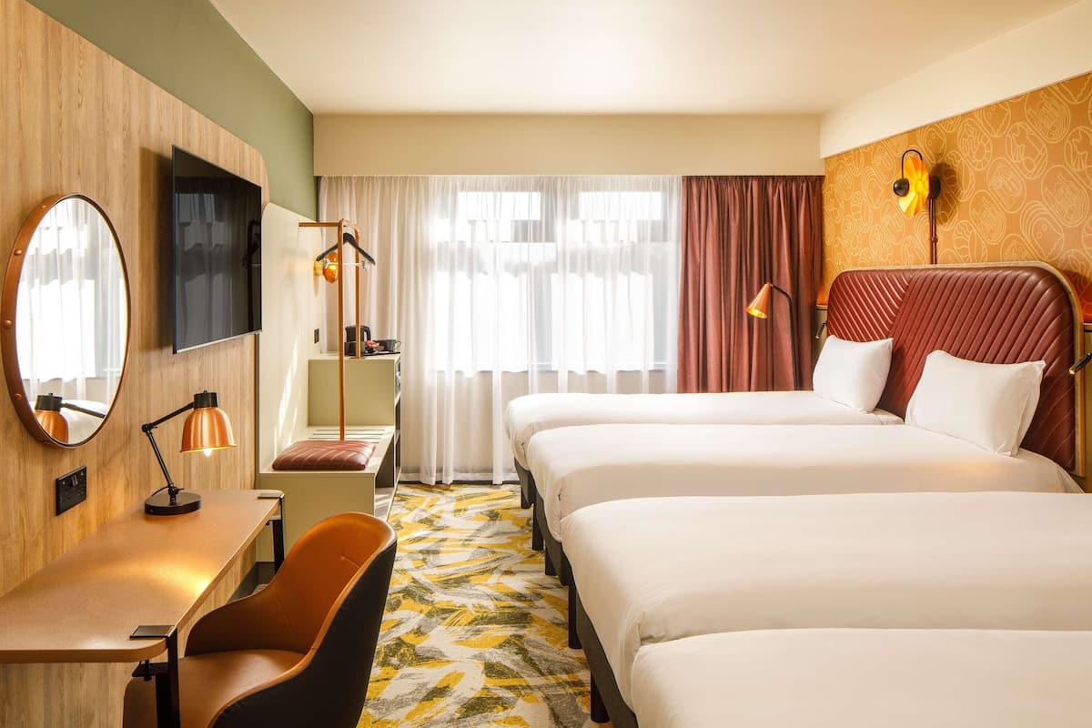 Familierom | Sengetøy av topp kvalitet, safe på rommet og skrivebord