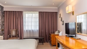 Quarto clássico, 1 cama de casal | Escrivaninha, ferros/tábuas de passar roupa, Wi-Fi de cortesia