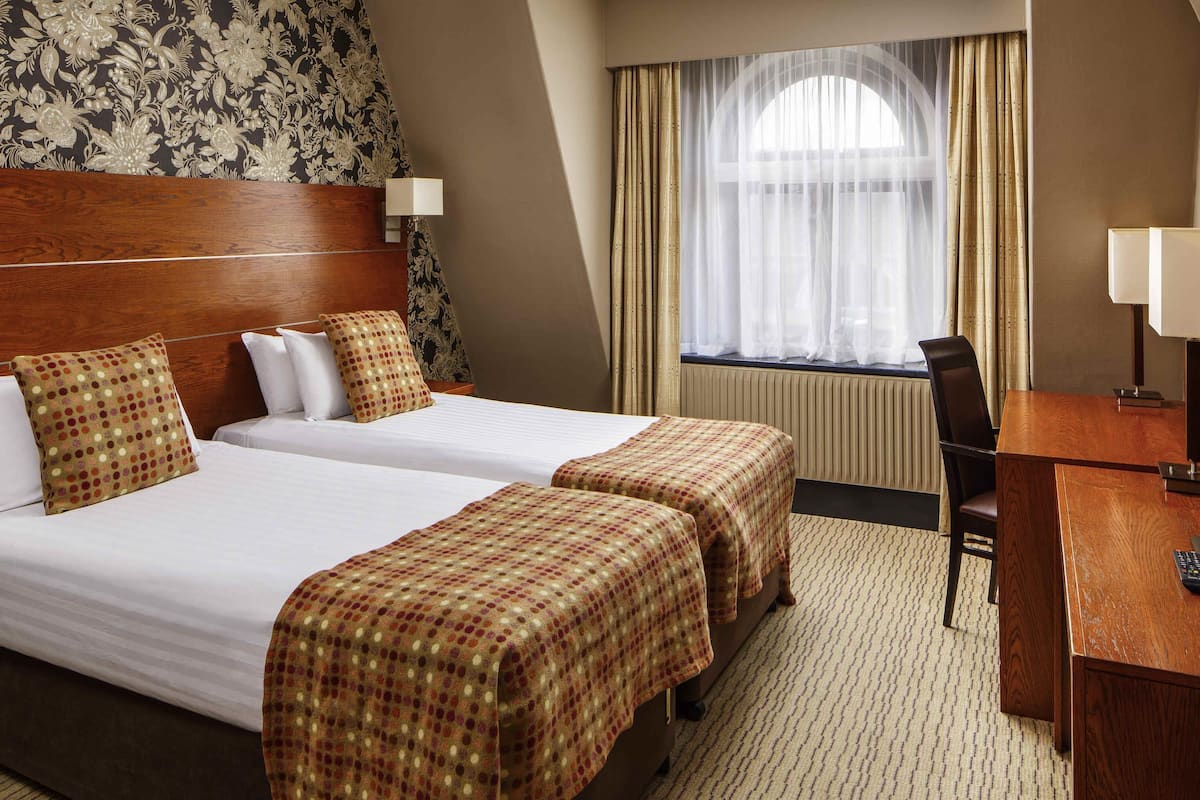 Bureau, fer et planche à repasser, Wi-Fi gratuit, draps fournis