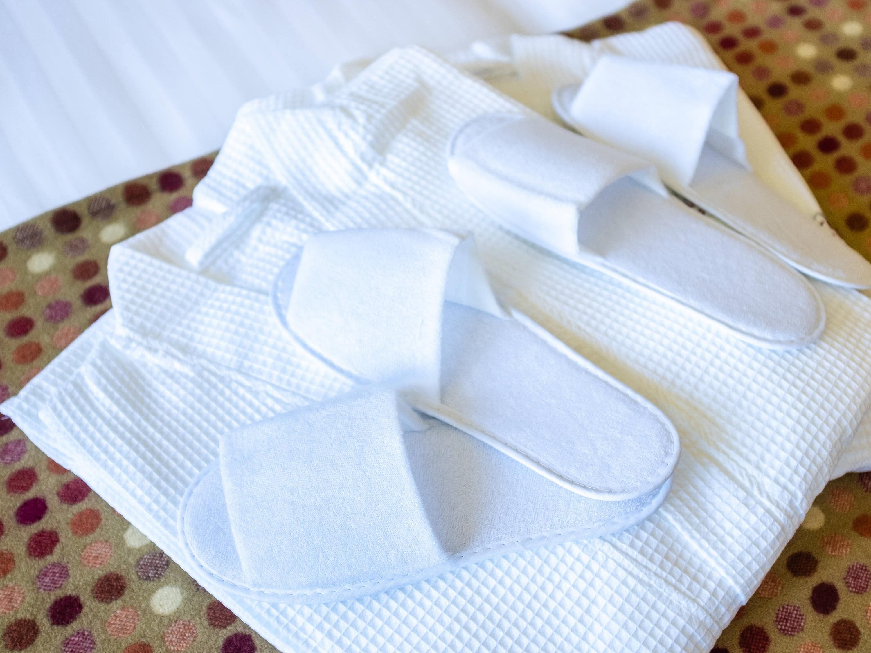 Escritorio, tabla de planchar con plancha, wifi gratis y ropa de cama 