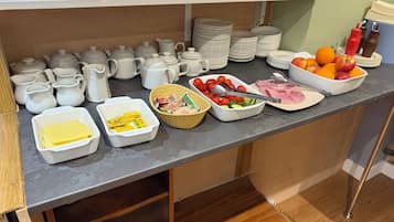 Free daily English breakfast
