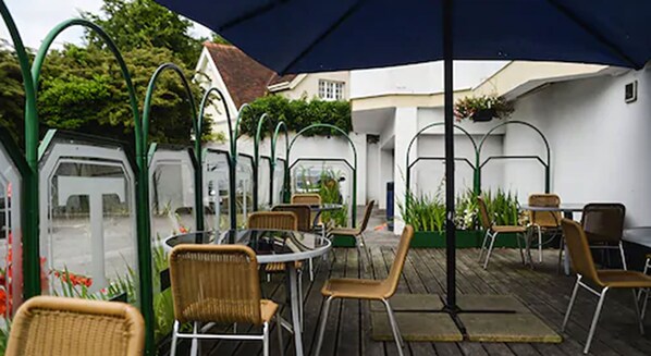 Se sirven desayunos, comidas, cenas y cocina regional 