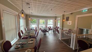 Free daily English breakfast