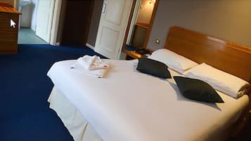 Habitación doble | Escritorio y ropa de cama