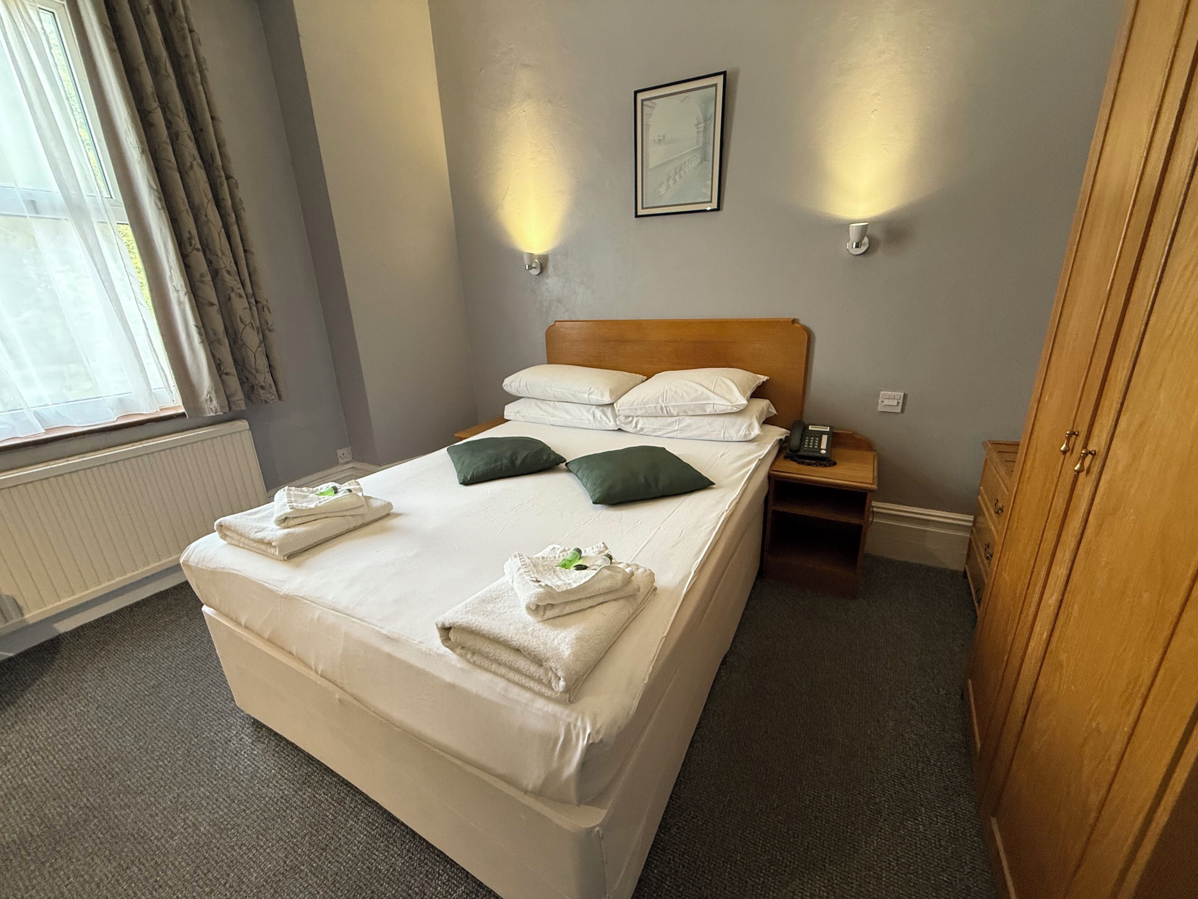 双人房 | 办公桌、床单