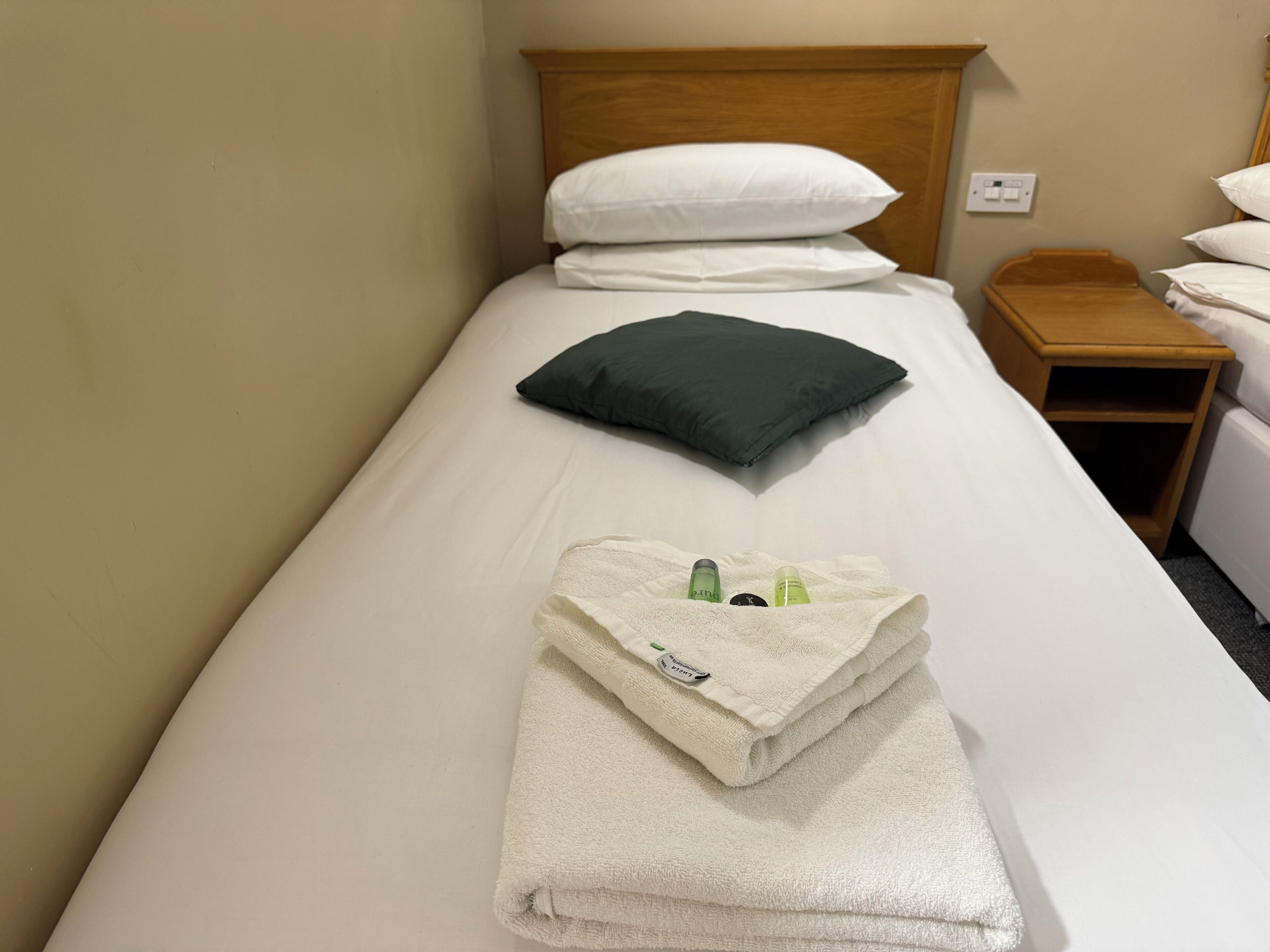 单人房 | 办公桌、床单