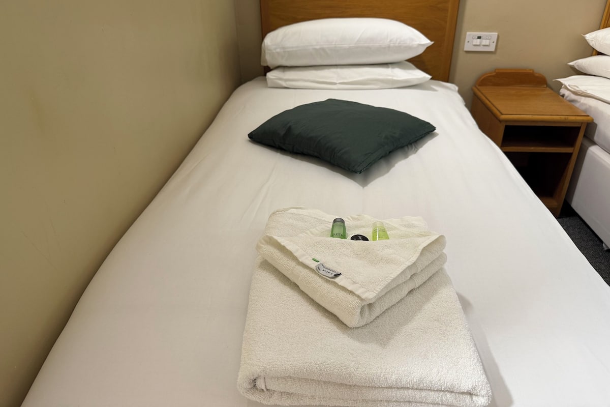 Single Room | Desk, bed sheets