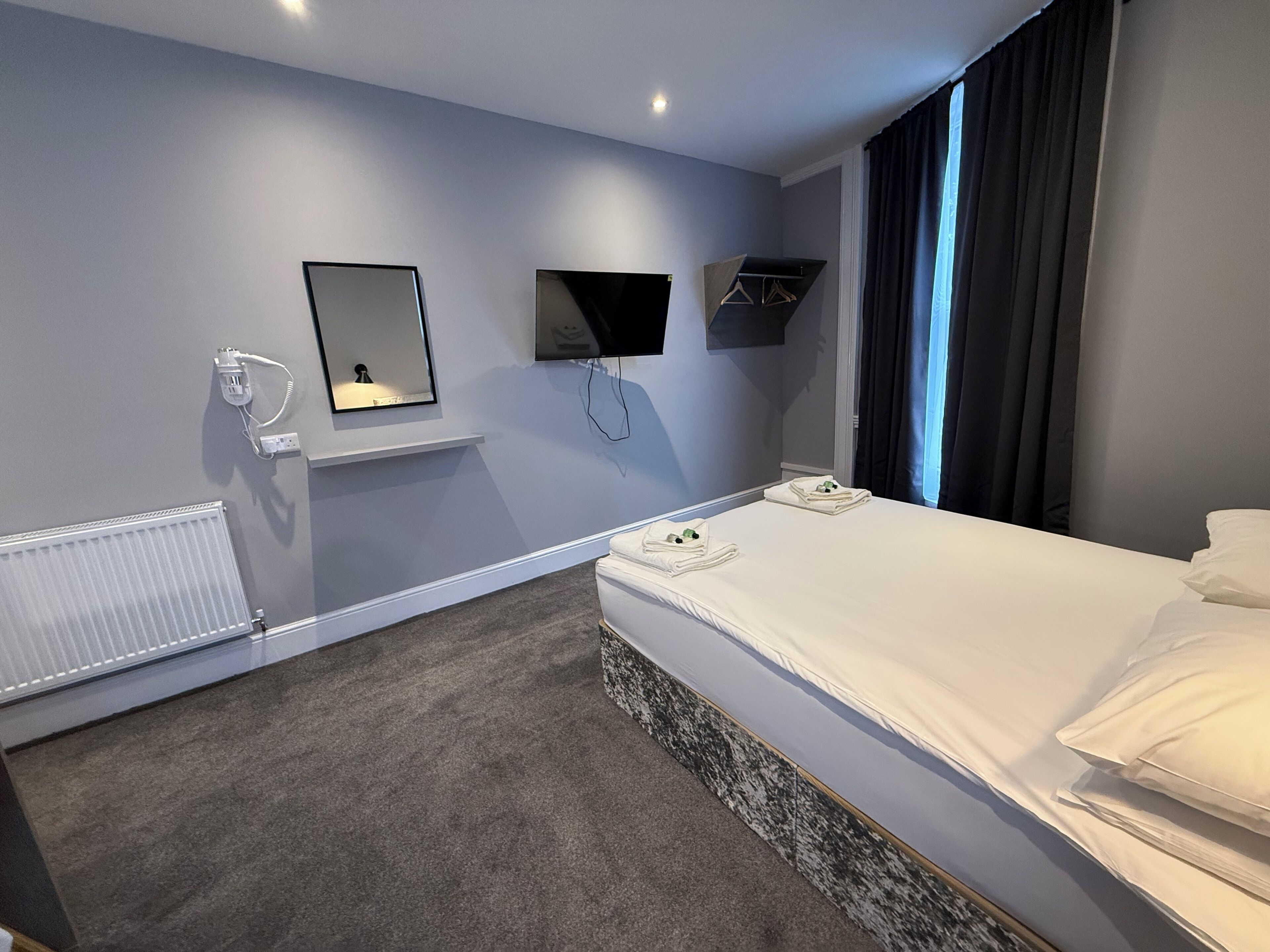 高级双人房 | 办公桌、床单