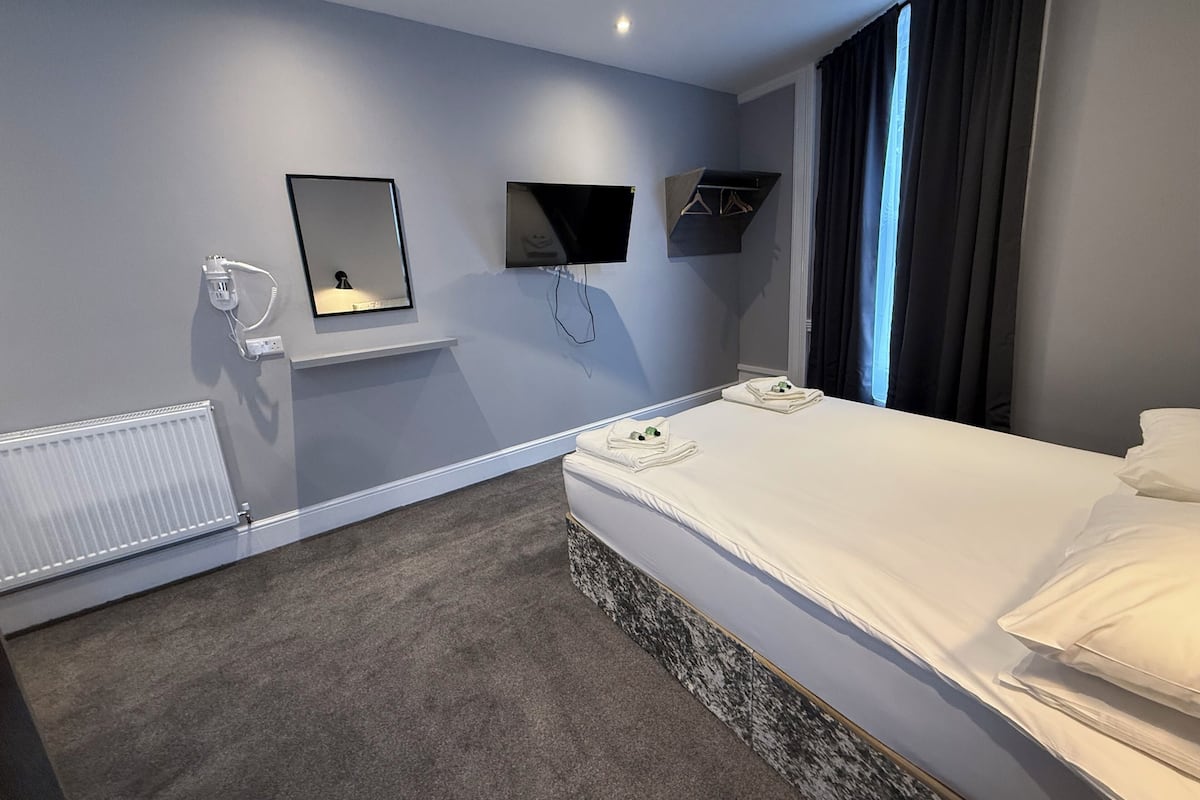 Superior Double Room | Desk, bed sheets